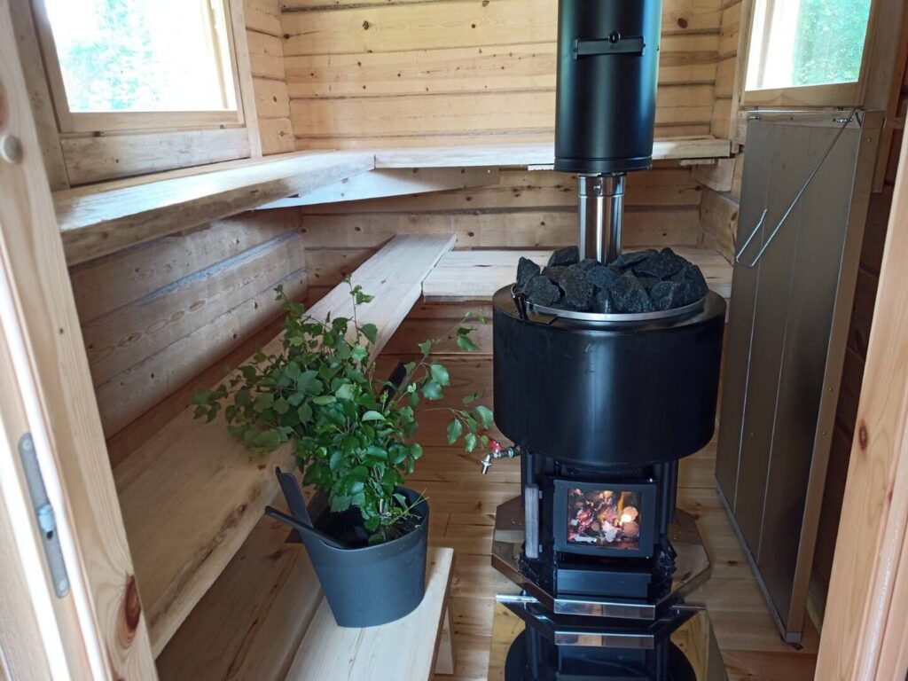 Akansauna - hirsisauna pihalla